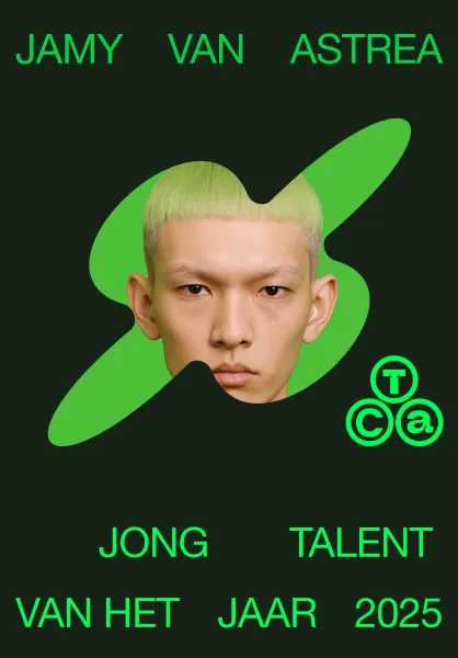 Donkere posterschets met groene letters en een groene vorm achter het gezicht