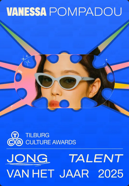 Poster Jong Talent van het Jaar 2025, blauwe versie met een genomineerde met zonnebril